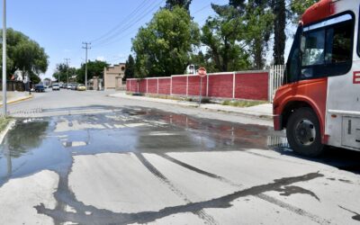 Fuga de aguas negras aqueja a vecinos en la Zona Centro; autoridades apoyarán en mantenimiento
