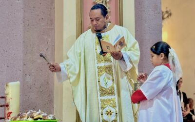 Feligreses participan en misa votiva en honor a San Nicolás de Tolentino